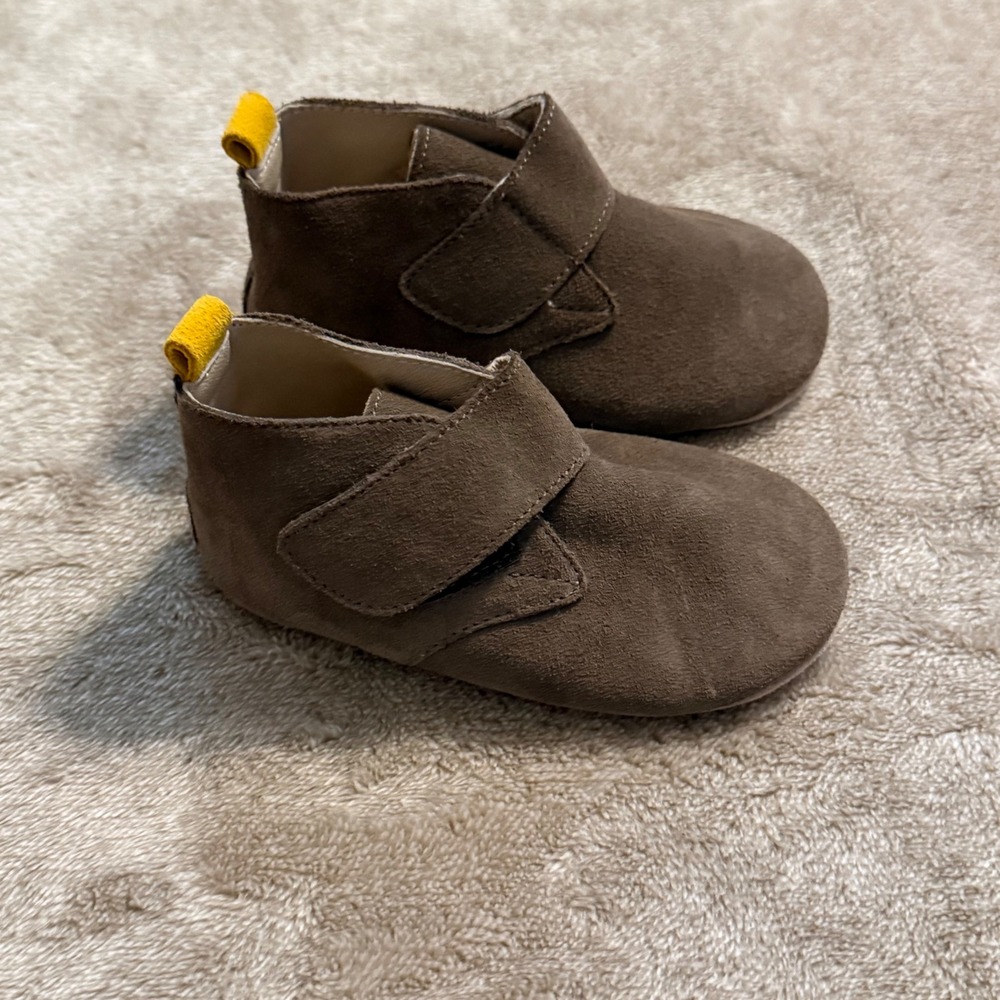 Baby Boden Brown Suede Chukka Boots Yellow Pull Tab Size 12-18 Months